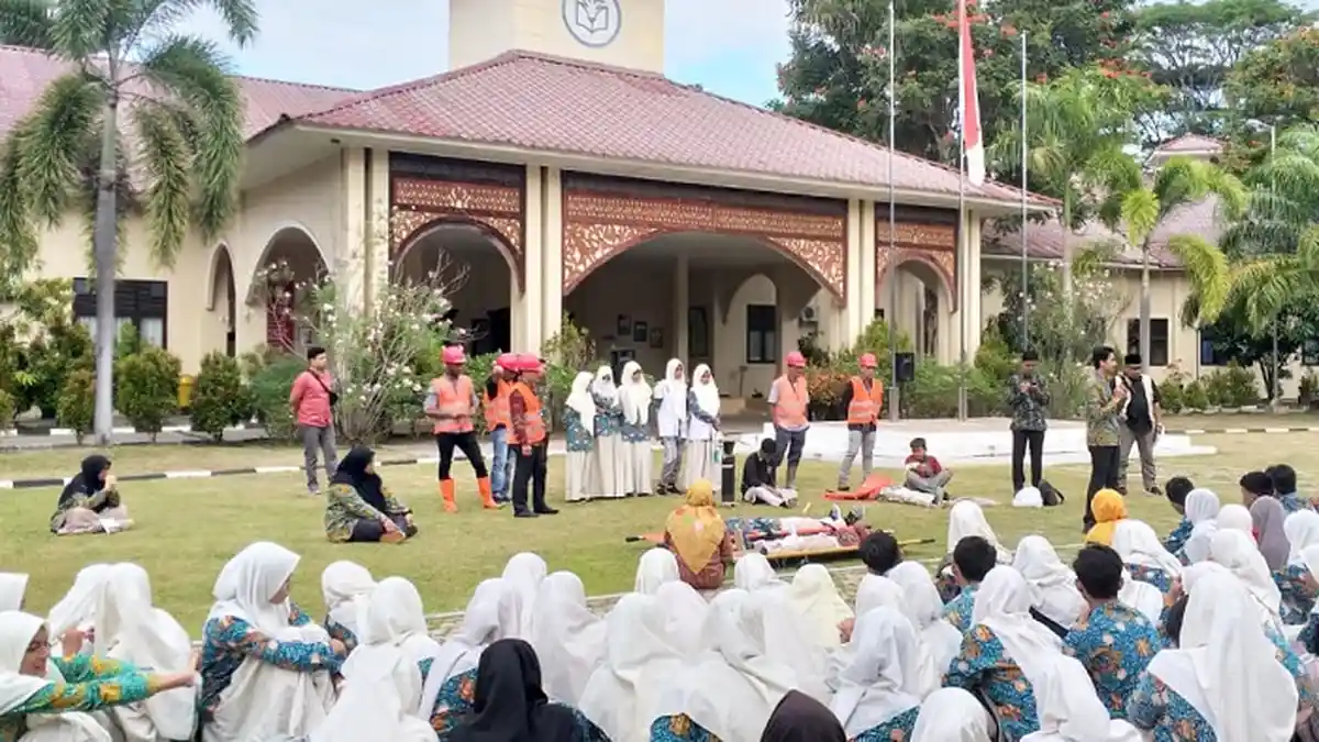 Siswa Sukma Bangsa Pidie Sembunyi di Bawah Meja, Terekam Dalam Simulasi Bencana