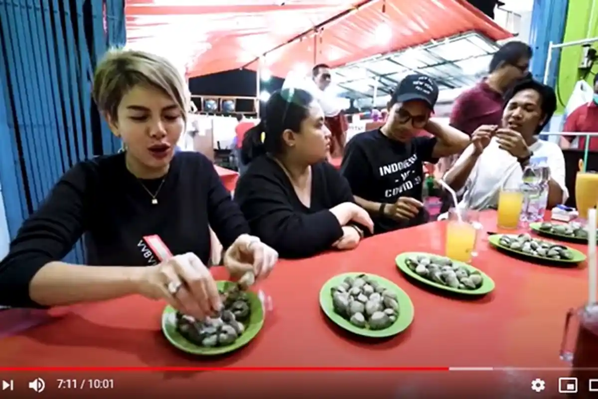 Nikita Mirzani Makan Seafood di Warung Makan, Reaksinya Saat Lihat Tagihan: 'Aduh Murah'