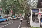 Abrasi Paksa Nelayan di Batukaras Pangandaran Sandarkan Perahu ke Bahu Jalan Wisata