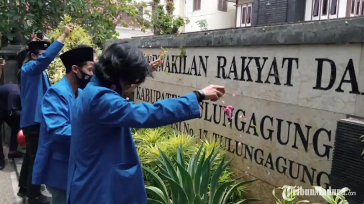 Demo Tolak UU Cipta Kerja di Tulungagung, Mahasiswa Gelar Selawatan dan Tabur Bunga di Kantor DPRD