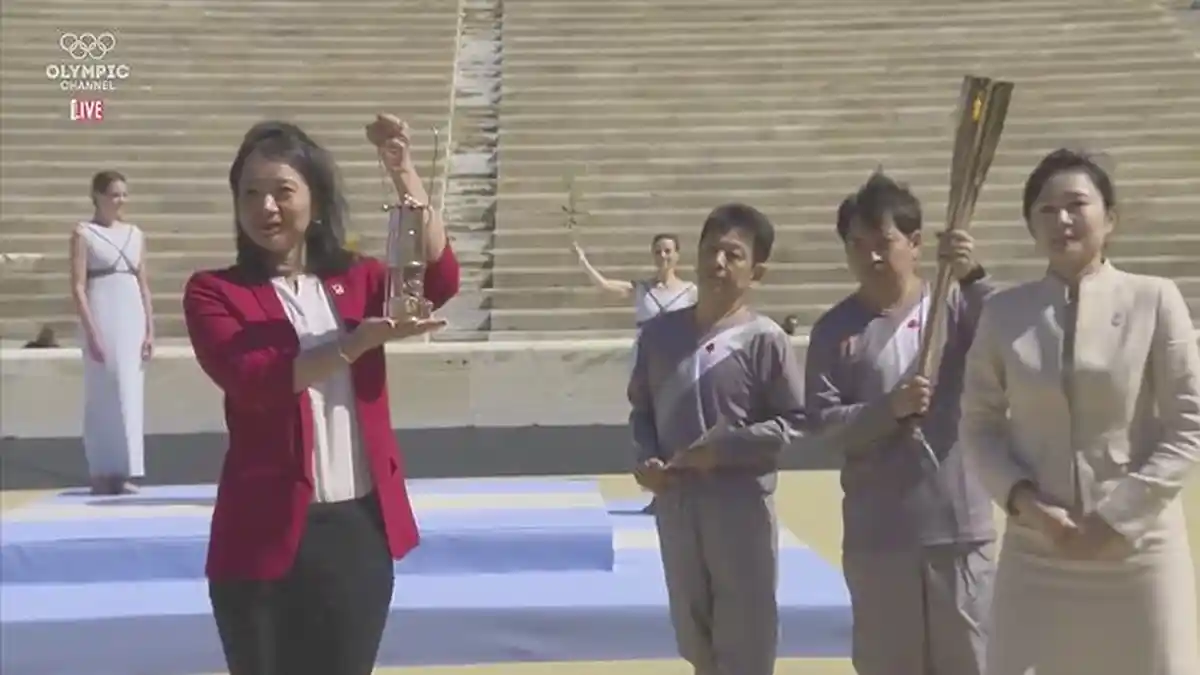 Perenang Jepang Naoko Imoto Menerima Obor Olimpiade 2020 Tokyo