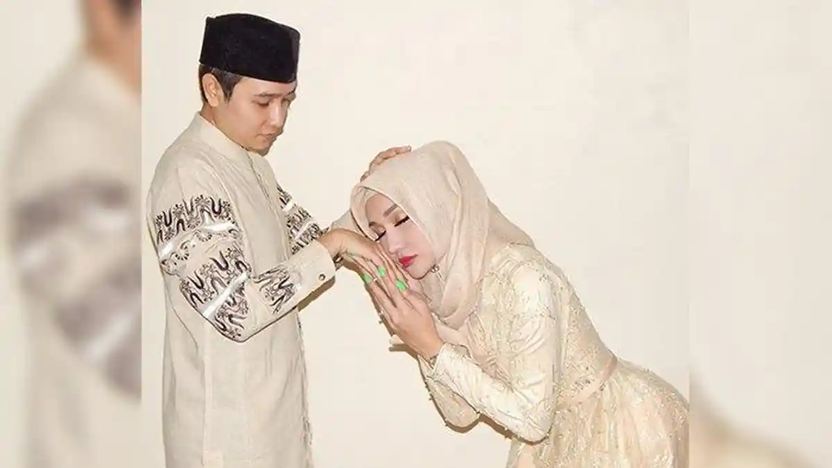 Pakai Mukena, Lucinta Luna Jalani Ibadah Ramadhan di Sel Rutan Pondok Bambu