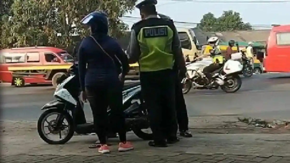 Viral Polisi Tendang Pengendara Motor Hingga Tersungkur, Ini Penjelasan Kapolresta Tangerang