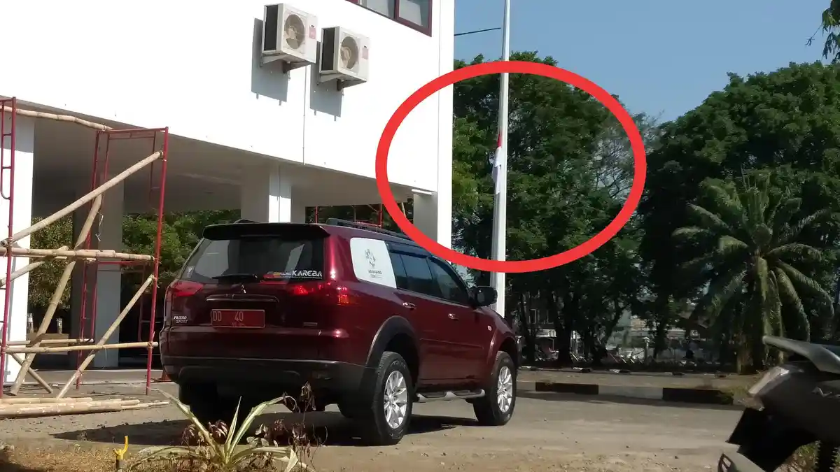 Akhirnya Pemprov Sulsel Ganti Bendera Robek di Kantor Gubernur Sulsel