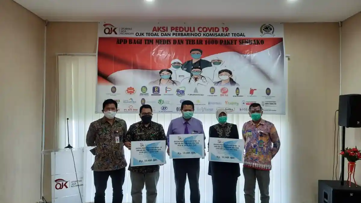 OJK dan Perbarindo Tegal Berikan Bantuan Dana Pembeliaan APD di 3 Rumah Sakit di Tegal Raya