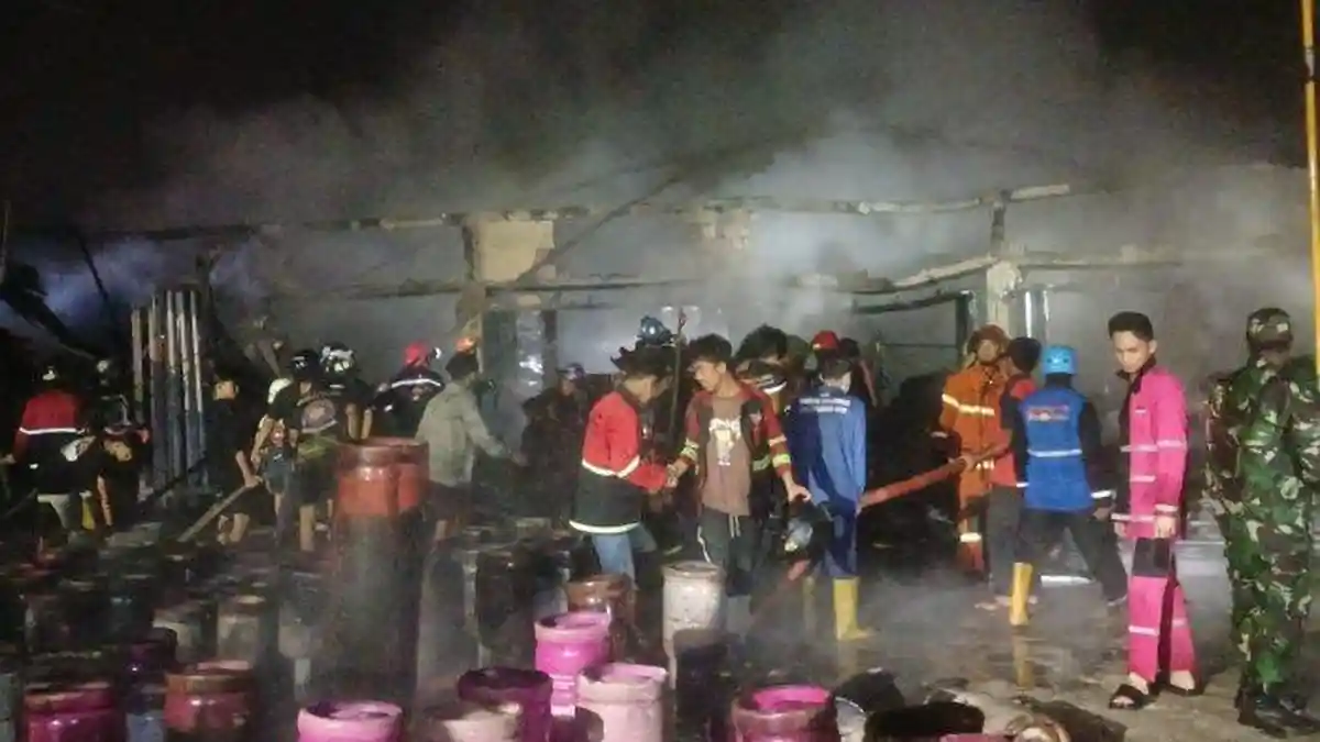 Puluhan Ruko Terbakar di Palangkaraya, Warga Pasrah Tak Bisa Selamatkan Harta Benda