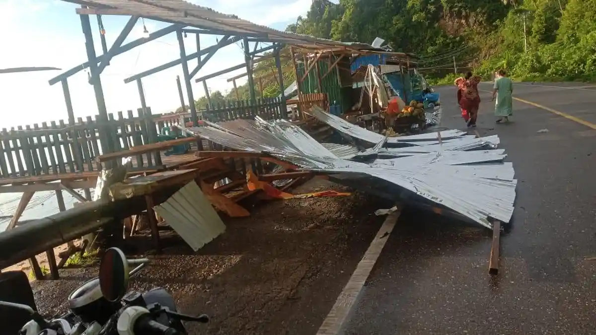 3 Lapak UMKM di Desa Tudua Morowali Rusak Diterpa Angin Kencang