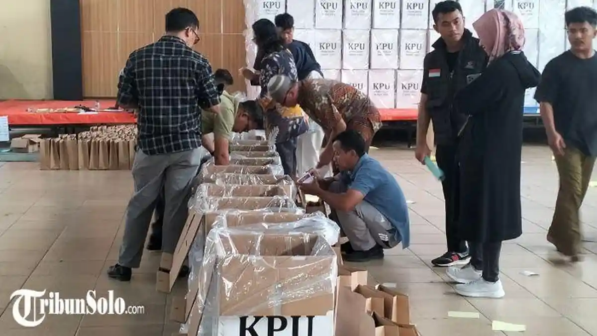 KPU Karanganyar Temukan Ratusan Surat Suara Pilkada 2024 Rusak dan Masih Kurang