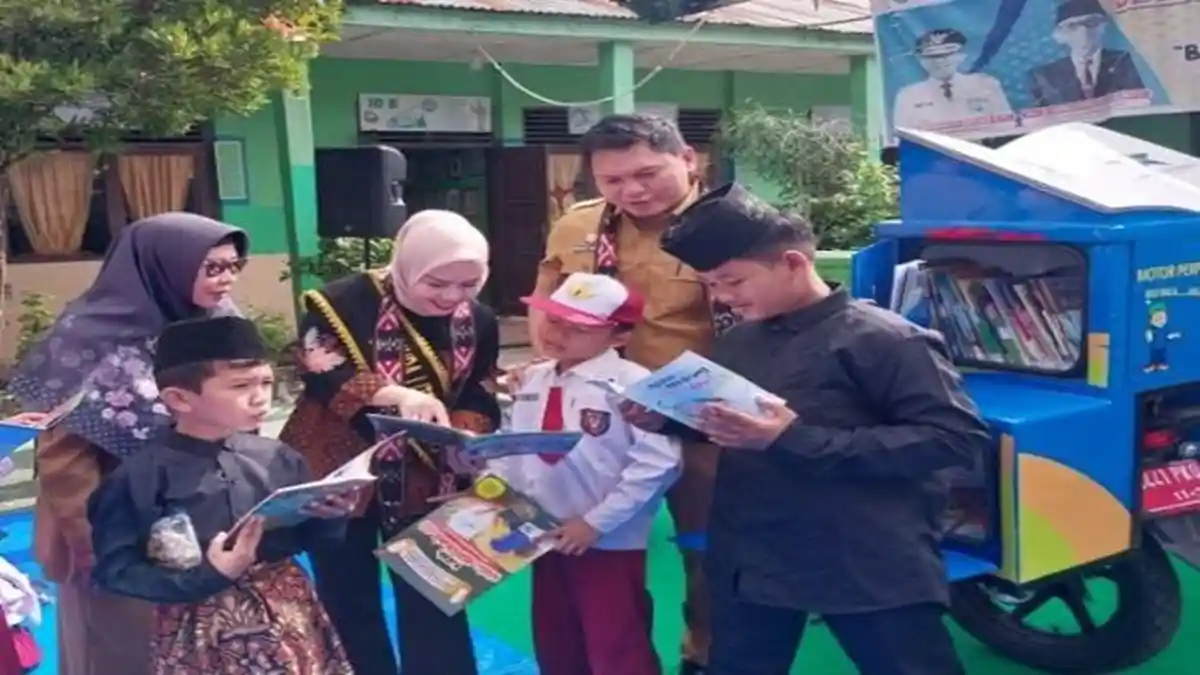 Siswa SDN 55 OKU Serbu Motor Perpustakaan Keliling, Dukung Budaya Literasi  Sejak Dini