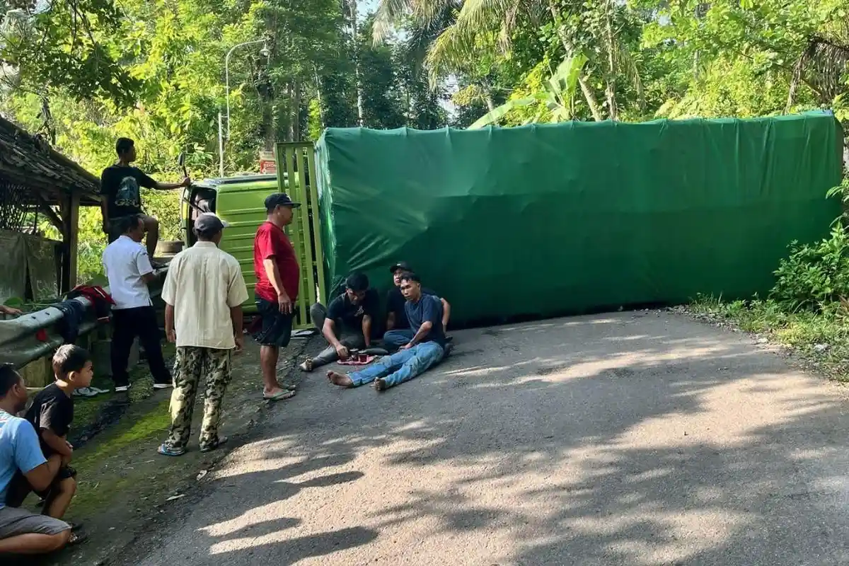 Gegara GPS, Truk Kesasar di Jalan Tanjakan Trenggalek Lalu Terguling dan Tabrak Motor, 2 Terluka