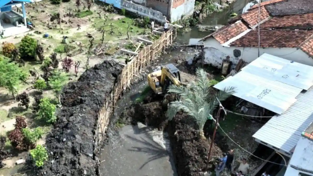 16.565 Meter Kubik Lumpur Bercampur Sampah Berhasil Dikeruk dari DAS Kali Jembangan Tegal 