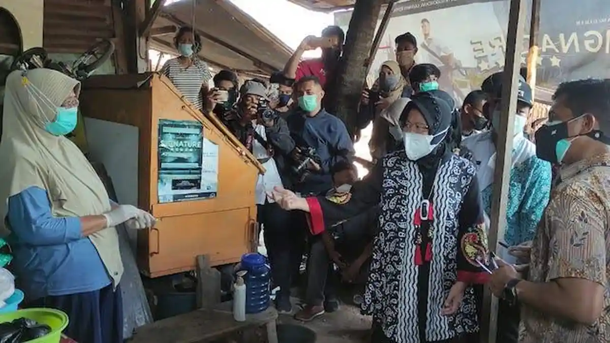 Di Pekalongan Mensos Risma Tinjau Langsung Rumah Warga Penerima Bansos