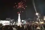 ribuan-masyarakat-saksikan-pesta-kembang-api-saat-masuknya-tahun-2020-di-tugu-pal-putih-yogyakarta.jpg