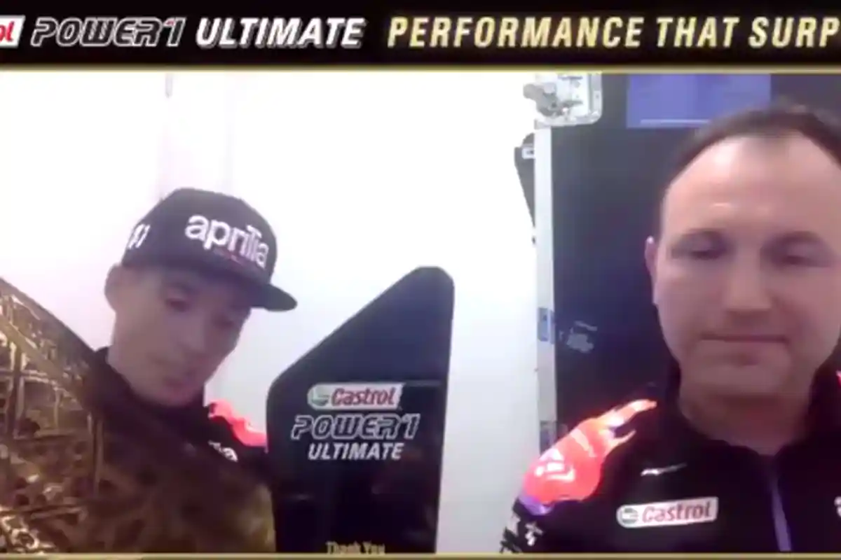 Aleix Espargaro Dapat Hadiah Kain Songket Lombok Warna Hitam Keemasan, Mewah Khas Aprilia