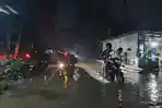 Seorang-pengendara-nekat-menerobos-banjir-di-kawasan.jpg