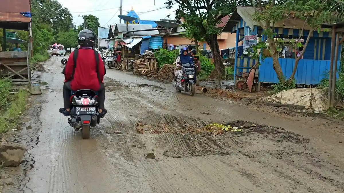 Jalan di Desa Bungin Balangan Rusak Parah, Tiap Hari Ada Mobil Amblas