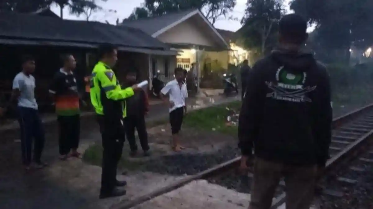 Pasutri Tewas Terpental 20 Meter Tertabrak Kereta Api, Anak Langsung Yatim Piatu