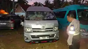 mobil-wisatawan-asal-Kota-Surabaya-dirusak-orang-tak-dikenal-di-Pantai-Wediawu-malang1.jpg
