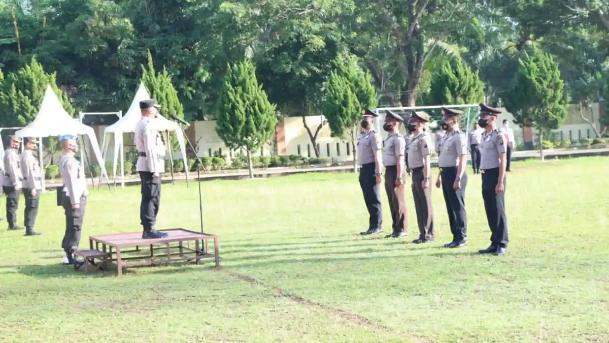Kapolres Toba Pimpin Upacara Kenaikan Pangkat Personel