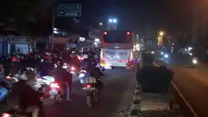 Menjelang-tengah-malam-ribuan-pemudik-sepeda-motor-Jalan-Pantura-Karawang.jpg