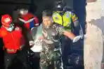 Petugas-gabungan-evakuasi-korban-kebakaran-Magetan.jpg