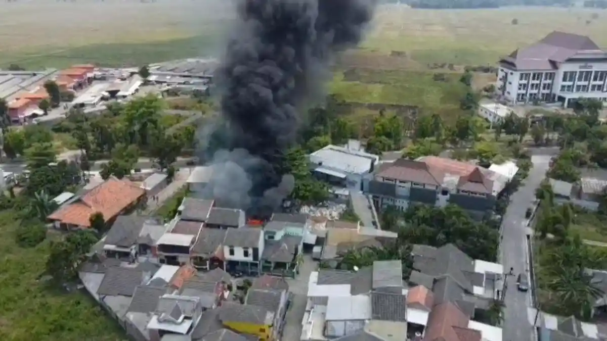 Asap Hitam Barang Rongsokan Bikin Warga Bangkalan Panik, Petugas Damkar Tak Sempat Istirahat