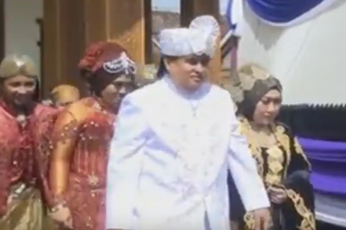 Wartawan Kaget, Dimas Kanjeng Keluarkan Uang Gaib Ratusan Juta Rupiah Dari Tangannya