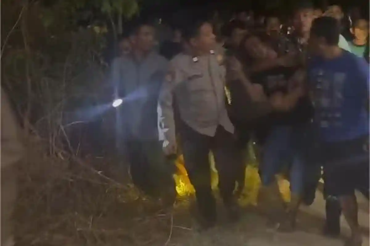 Aksi Nekat Pria Gondrong Bobol Rumah di Gresik Dipergoki Korban, Berujung Babak Belur Dihajar Massa