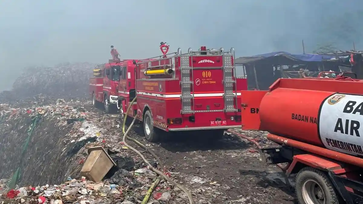 Kebakaran Hebat di TPA Bakung Bandar Lampung, 22 Damkar Dikerahkan
