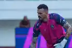 Penjaga-gawang-Arema-FC-asal-Brasil-Lucas-Frigeri-saat-masih-berseragam-Singo-Edan-pada-musim-ini.jpg