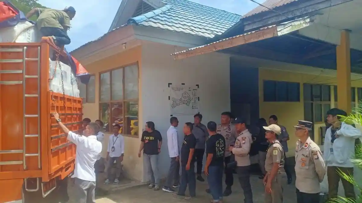Pengawalan Ketat Polres Sinjai Pastikan Keamanan Distribusi Logistik Pilkada 2024