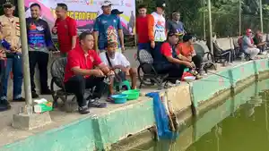HUT-RI-Wali-Kota-Jakarta-Timur-Munjirin-mengikuti-kegiatan-lomba-mancing-di-Pemancingan-Ita.jpg