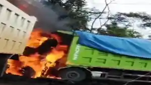 truk-batubara-terbakar-muratara.jpg