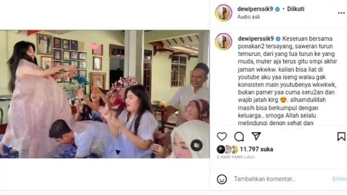 Bagi-bagi THR ala Dewi Perssik, Uang Ratusan Ribu Disebar