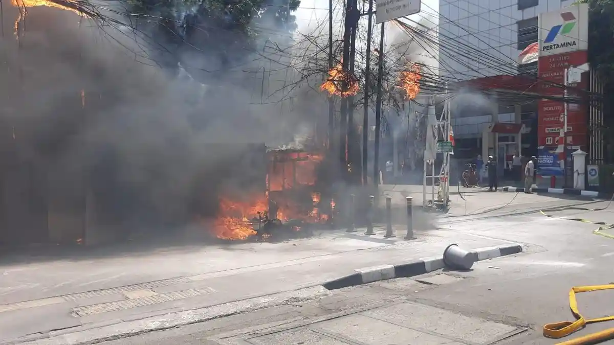 Kebakaran Hari Ini di Jaktim: Lapak Bensin Eceran di Depan SPBU Matraman Terbakar