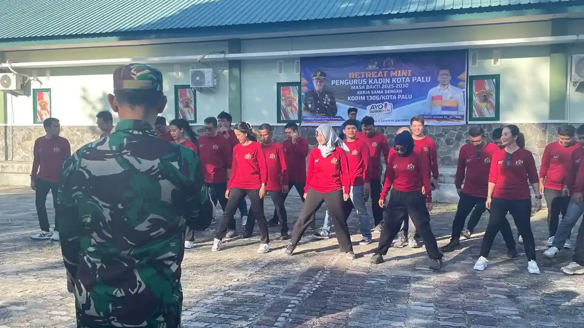 Pengurus Kadin Palu Ikuti Retret Militer di Mayonif 711 Raksatama