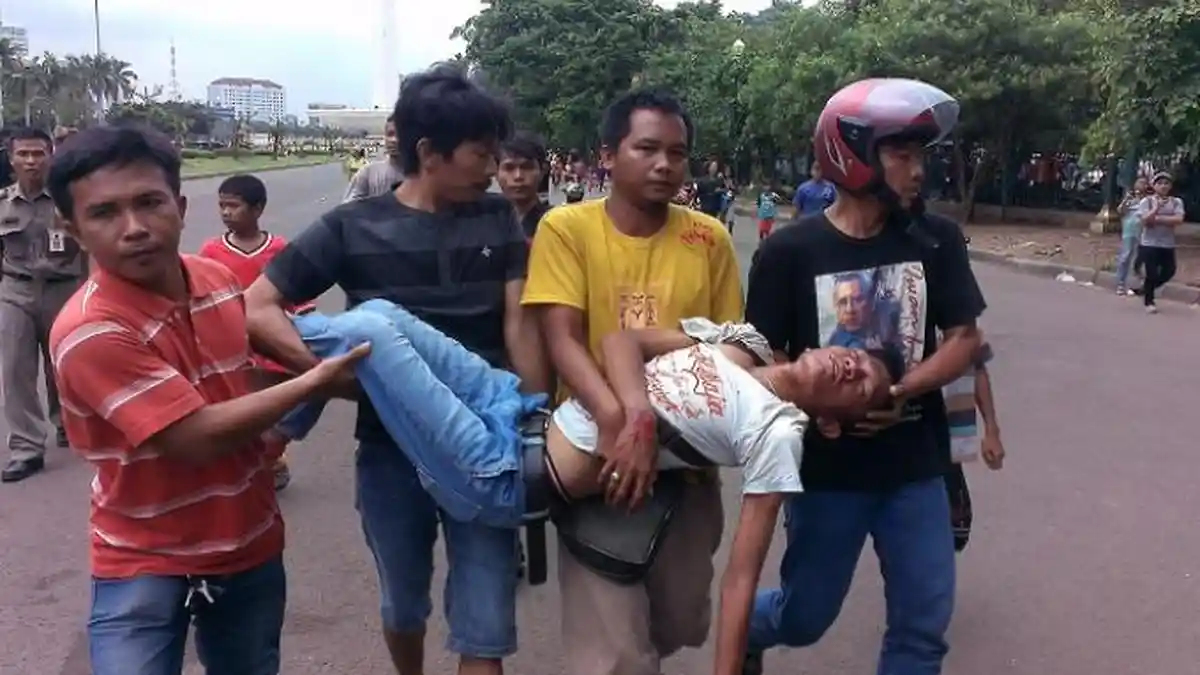 BREAKING NEWS: Satpol PP Bentrok dengan PKL di Monas, Batu Beterbangan