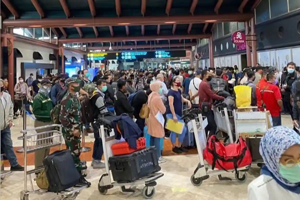 Soal Bandara Soetta Dipadati Warga di Tengah Pandemi, Hotman: Aturan Mana Yang Benar? Jelasin Donk