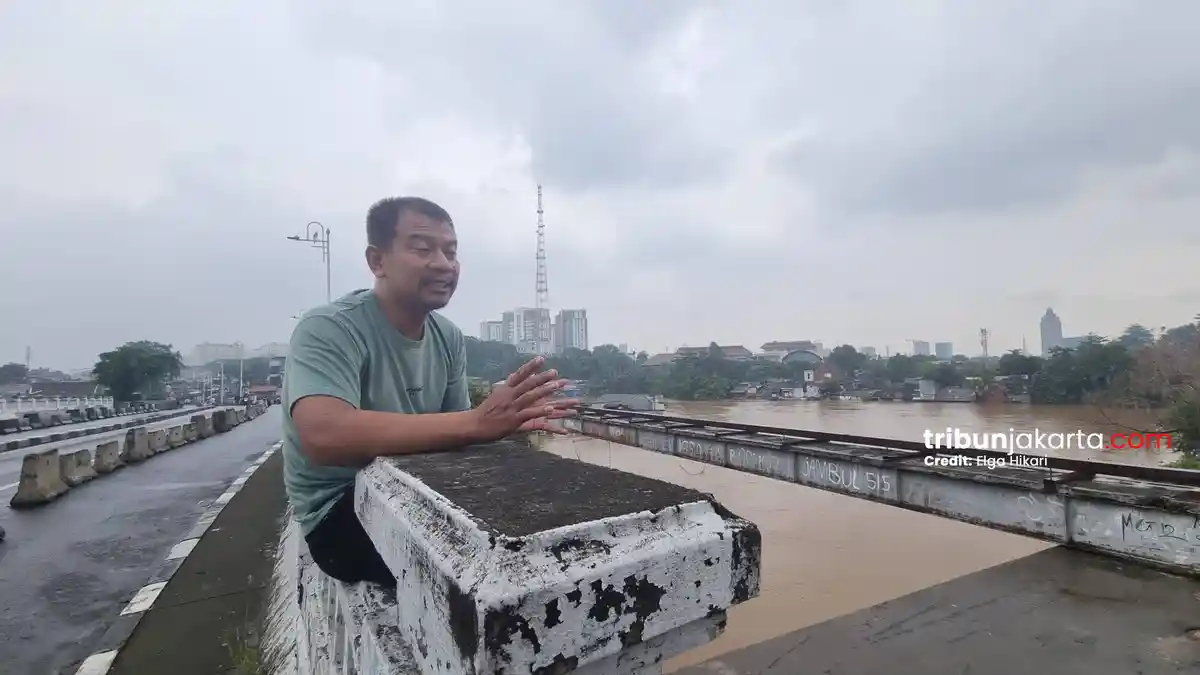 Lima Kendaraannya Terendam, Pria Ini Melamun Ratapi Banjir dari Atas Flyover Kalibata
