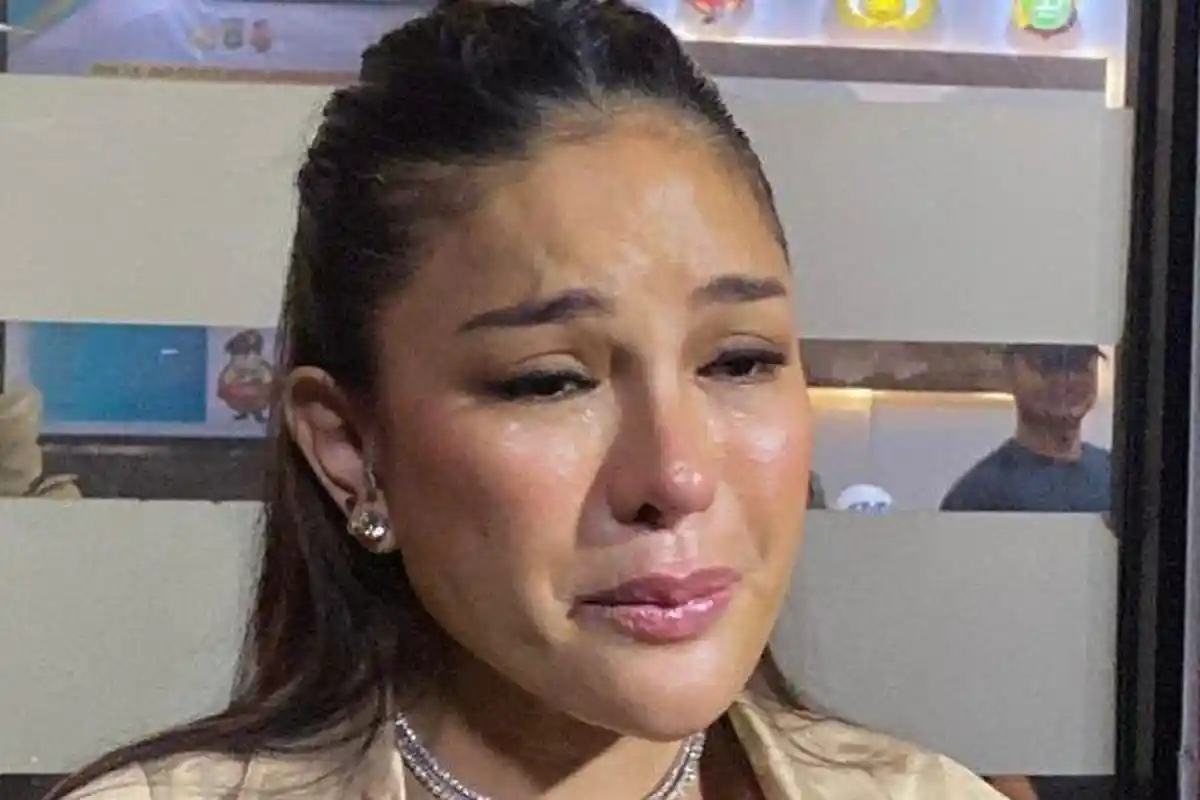 Tangis Nikita Mirzani Pecah Dengar Kesaksian Lolly di Persidangan Vadel Badjideh