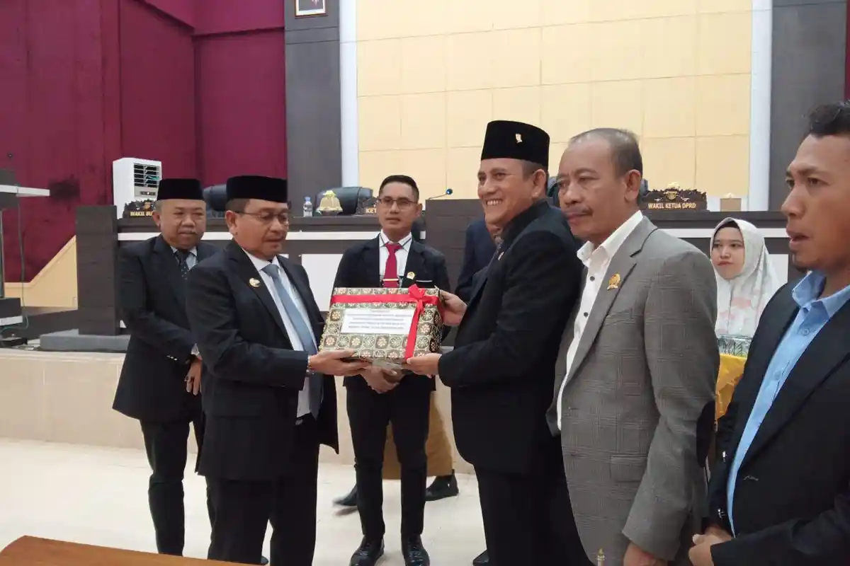 Bupati Pasangkayu Serahkan Raperda Perubahan APBD 2025 dan KUA-PPAS 2026 ke DPRD
