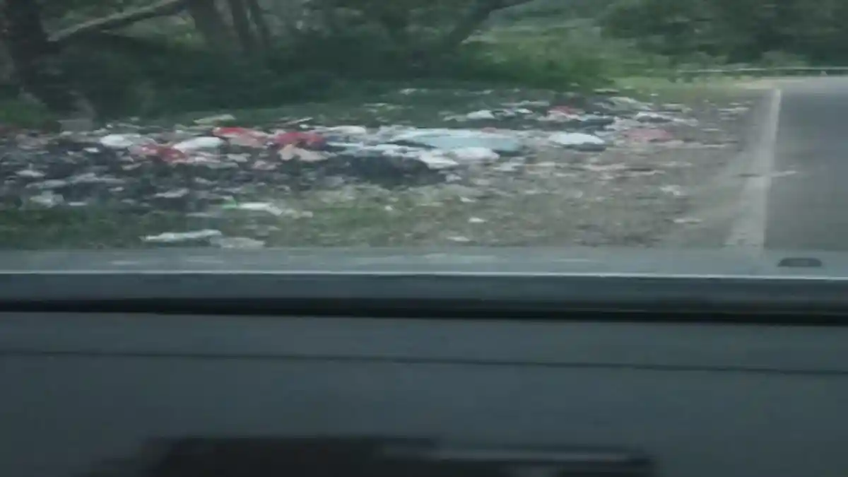 Sampah Hiasi Jalan Borong-Ruteng, Warga Mengeluh