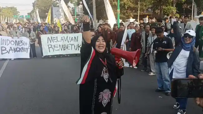 emak-emak-yang-ikut-demonstrasi-di-depan-Gedung-DPRD-Kota-Cirebon.jpg