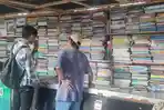 Suasana-tempat-jualan-buku-bekas-yang-ada-di-Lapangan-Merdeka-sekarang_.jpg