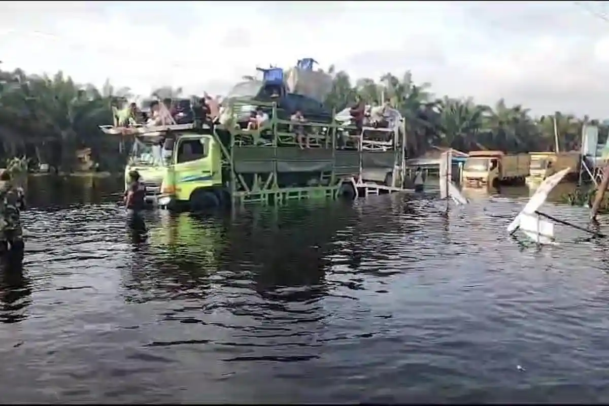 Banjir Capai 1,5 Meter, Jalintim Pelalawan Masih Buka Tutup, Hanya Bisa Dilewati Kendaraan Besar 