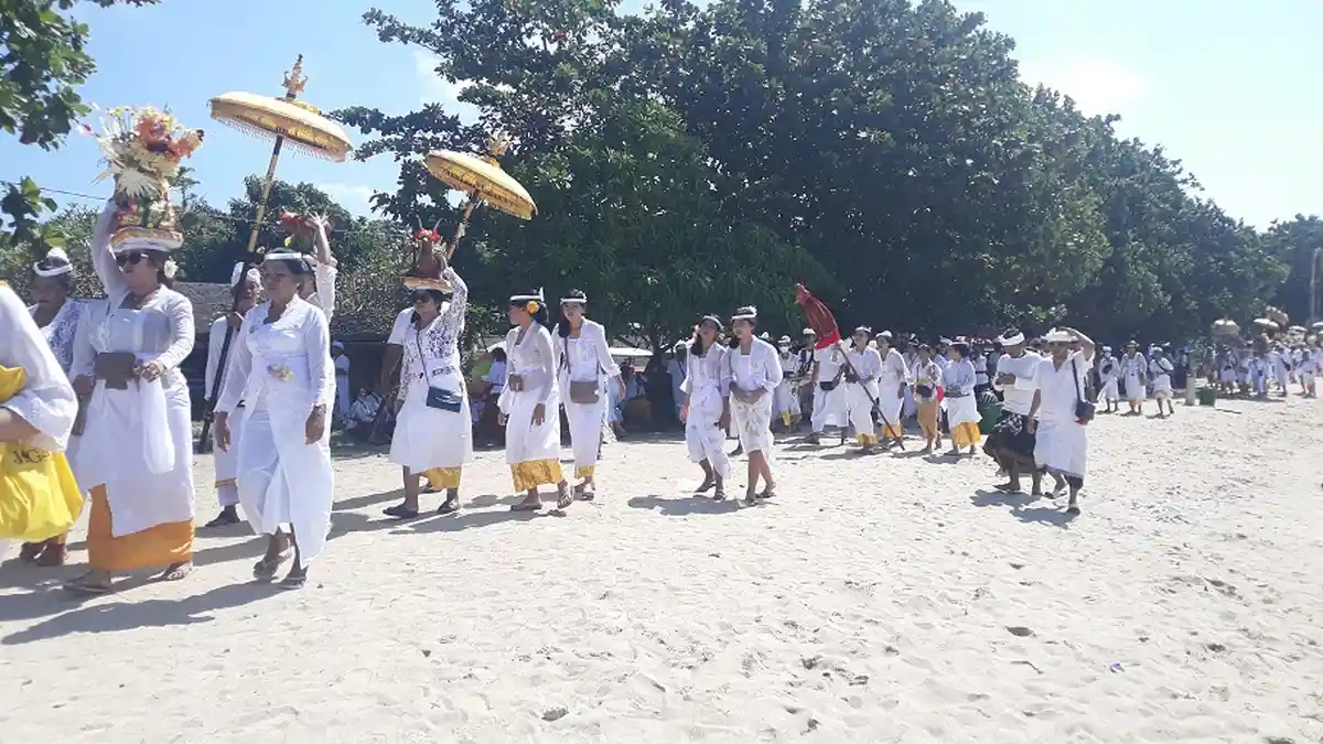 2 Ribu Lebih Krama Tanjung Bungkak Denpasar Melasti ke Sanur, Gunakan Pakelem Kebo hingga Sapi