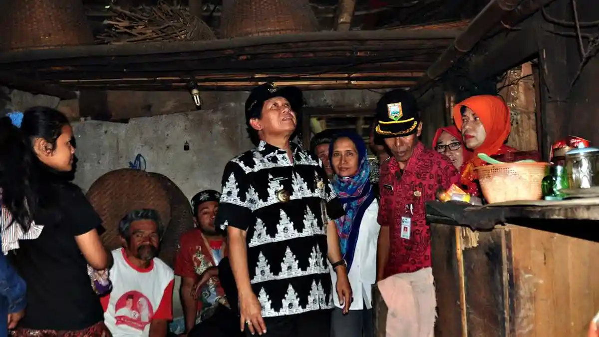 Suyono Peluk Istri Usai Terima Dana Perbaikan Rumah dari Pemkab Semarang