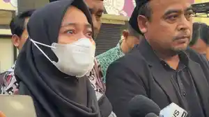 Putri-penulis-Ahmad-Bahar-Ilma-Sani-Fitriana-menangis-di-Komnas-HAM-terkait-Hercules.jpg