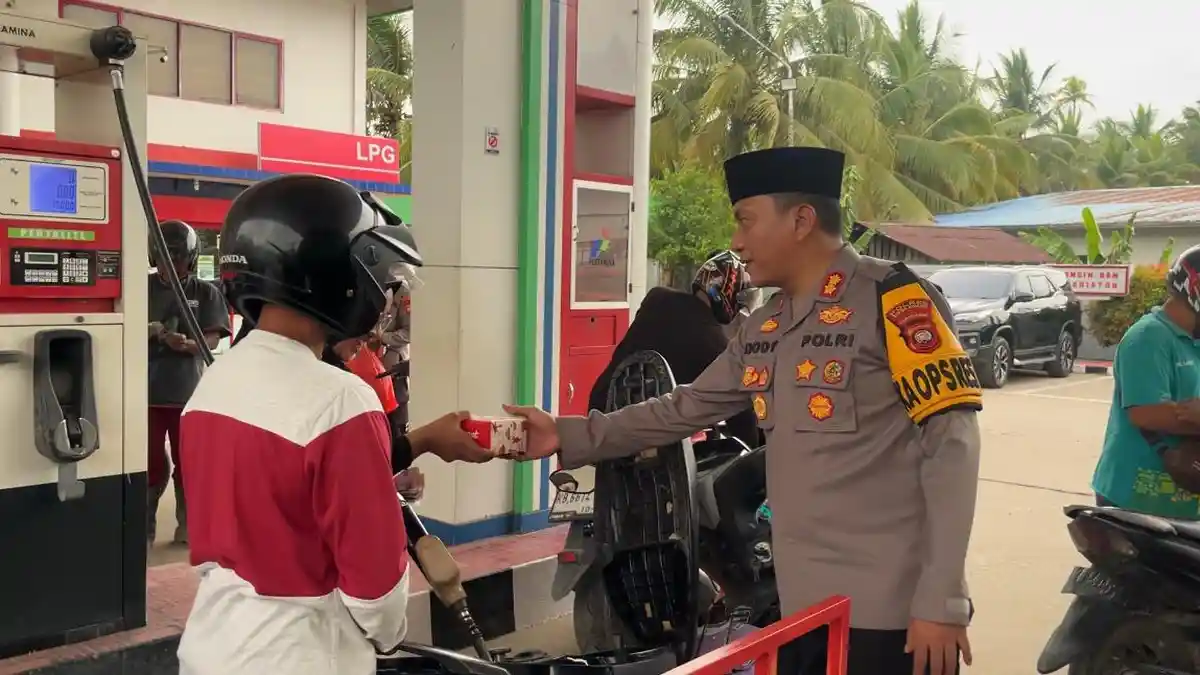 Polres Singkawang Bersama Pengurus Masjid Berbagi Takzil di SPBU Singkawang. 