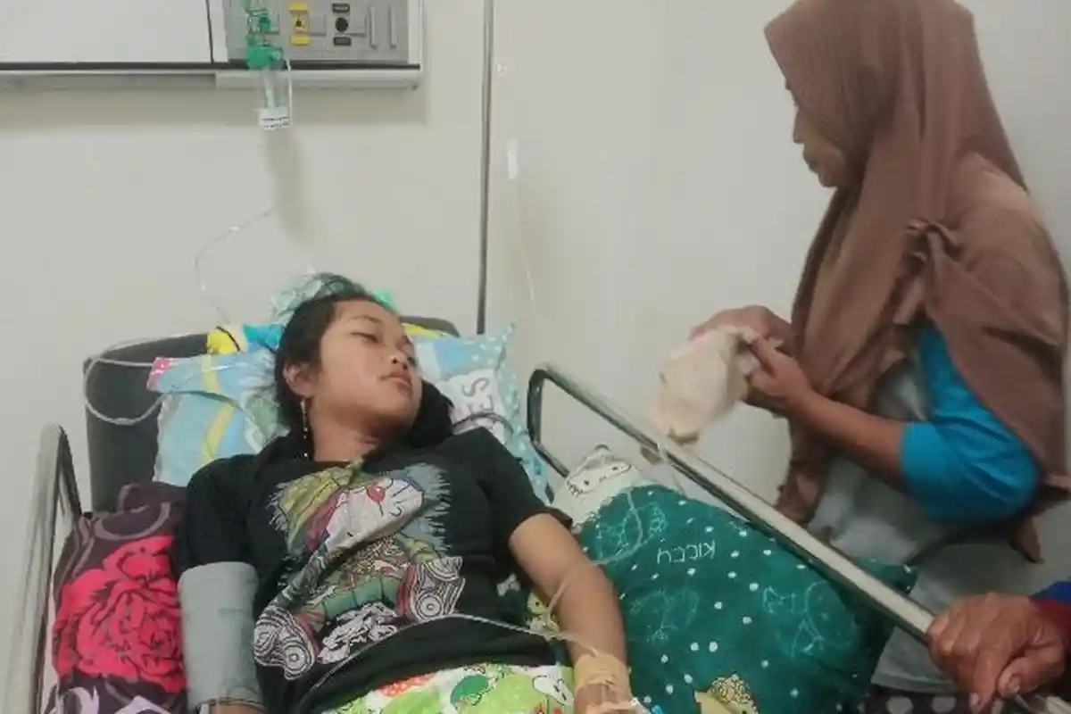 Kondisi Puluhan Warga Lamongan Keracunan Makanan, Police Line di Rumah TKP,  Polisi Ambil Sampel